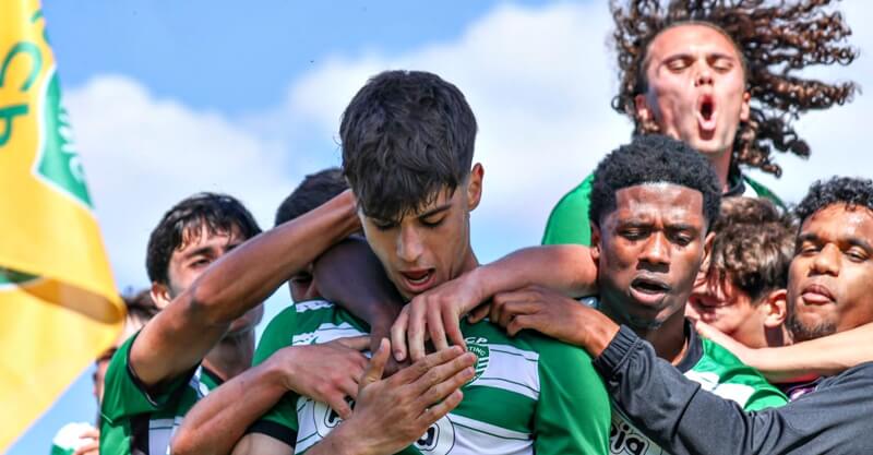 Jogadores do Sporting celebram passagem à final four da Youth League após vitória sobre o Liverpool