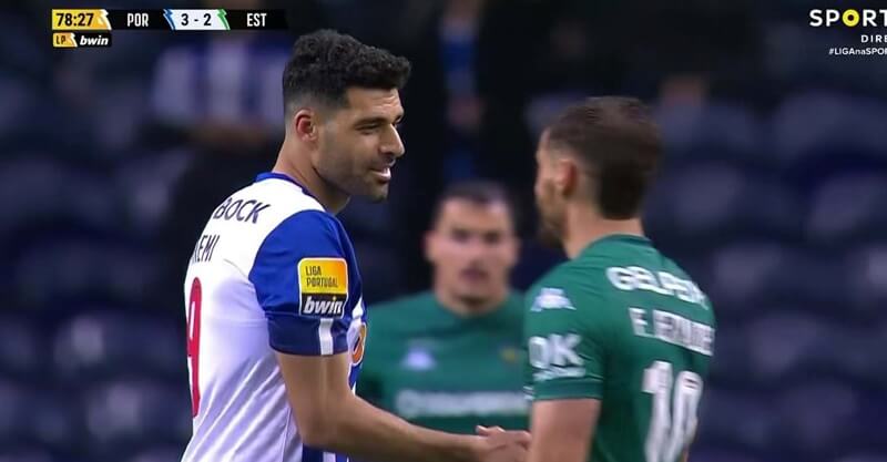 Momento entre Mehdi Taremi e Francisco Geraldes no FC Porto-Estoril