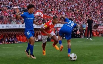 David Neres passa por dois jogadores no Benfica-Estoril.