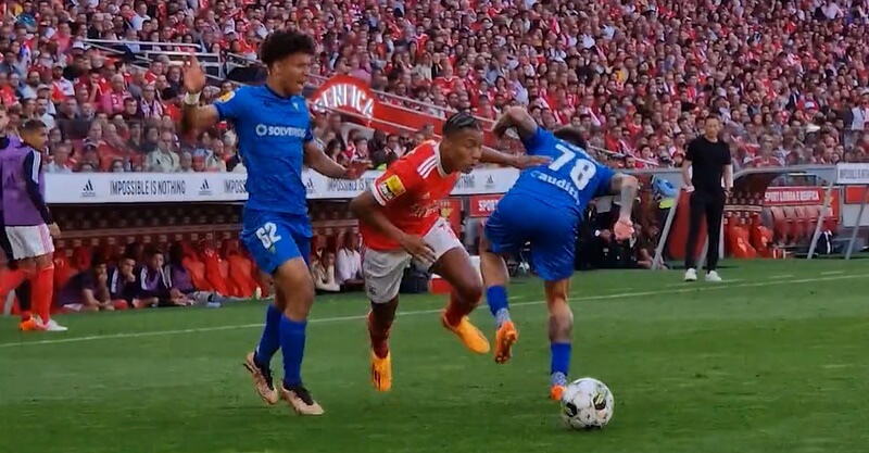 David Neres passa por dois jogadores no Benfica-Estoril.