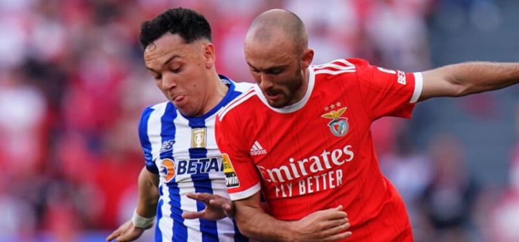 Pepê e Aursnes em disputa de bola no Benfica-FC Porto