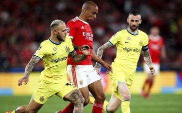 João Mário rodeado no jogo entre Benfica e Inter de Milão