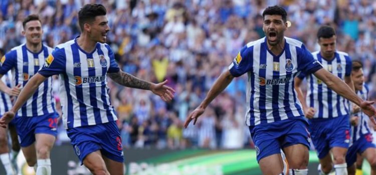 Mehdi Taremi festeja com André Franco o golo da vitória do FC Porto sobre o Boavista
