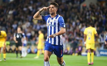 Fábio Cardoso celebra golo marcado no FC Porto-Portimonense