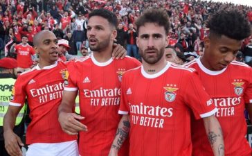 Jogadores do Benfica festejam com os adeptos o golo marcado ao Rio Ave