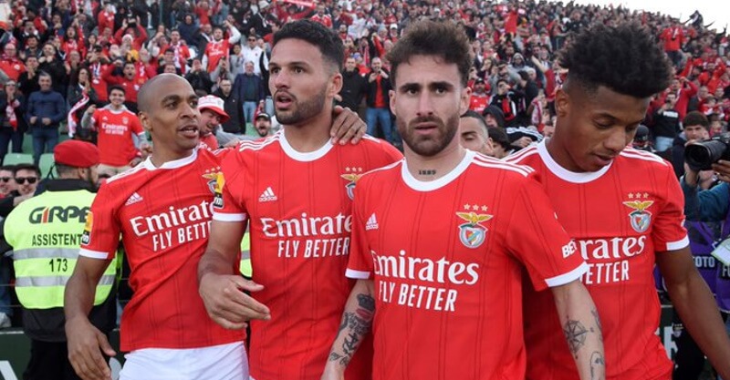 Jogadores do Benfica festejam com os adeptos o golo marcado ao Rio Ave