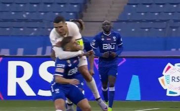Cristiano Ronaldo aplica 'mata-leão' a adversário no Al Hilal-Al Nassr