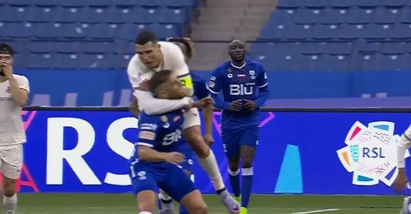 Cristiano Ronaldo aplica 'mata-leão' a adversário no Al Hilal-Al Nassr