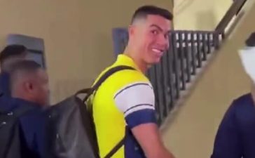 Cristiano Ronaldo sorri para jornalista saudita