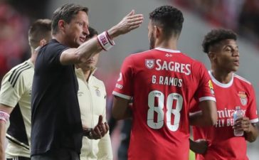 Roger Schmidt a dar indicações aos jogadores do Benfica