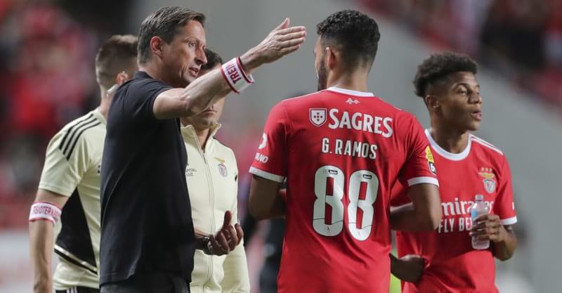 Roger Schmidt a dar indicações aos jogadores do Benfica