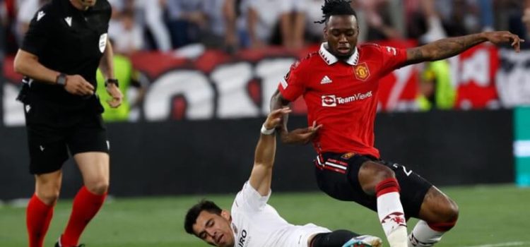 Wan-Bisaka e Acuña em disputa de bola no Sevilha-Manchester United