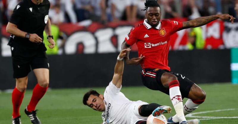 Wan-Bisaka e Acuña em disputa de bola no Sevilha-Manchester United