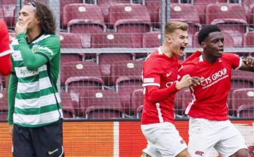 Jogadores do AZ Alkmaar celebram golo diante do Sporting na final four da Youth League