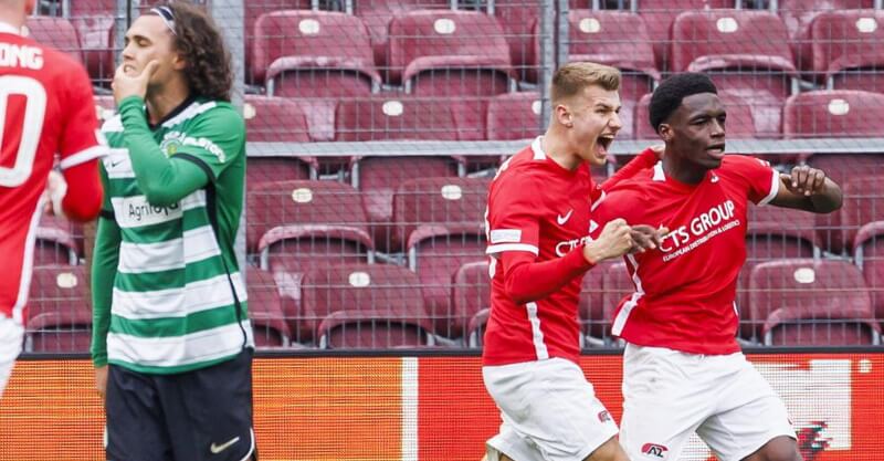 Jogadores do AZ Alkmaar celebram golo diante do Sporting na final four da Youth League