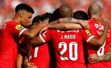 Jogadores do Benfica festejam vitória sobre o Santa Clara e a conquista do título