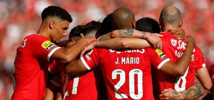 Jogadores do Benfica festejam vitória sobre o Santa Clara e a conquista do título