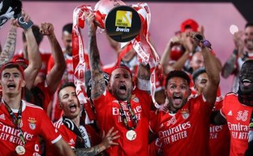 Jogadores do Benfica levantam o troféu do 38º título de campeão.