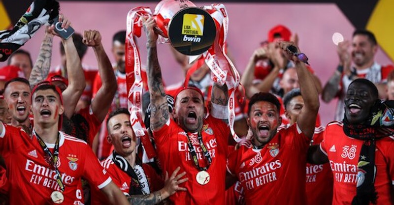 Jogadores do Benfica levantam o troféu do 38º título de campeão.