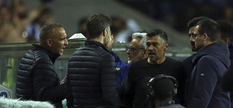 Sérgio Conceição e João Pedro Sousa discutem no FC Porto-Famalicão