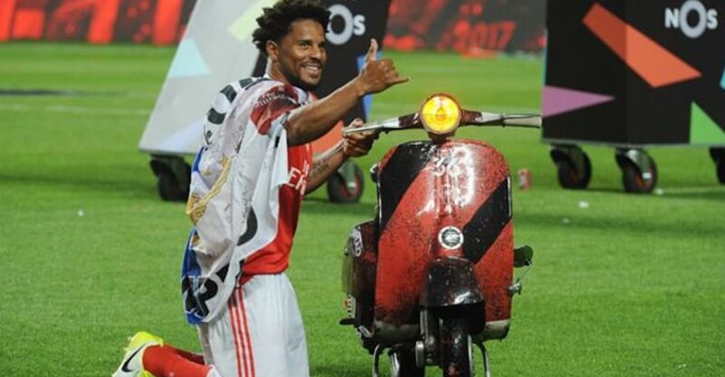 Eliseu e a sua mota no festejo do título do Benfica.