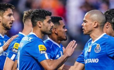 Jogadores do FC Porto celebram golo de Taremi