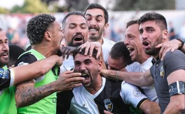 Jogadores do Farense em festa