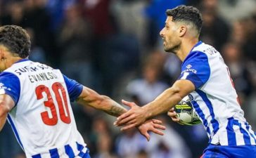 Mehdi Taremi e Evanilson celebram golo no FC Porto-Casa Pia