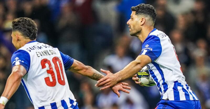 Mehdi Taremi e Evanilson celebram golo no FC Porto-Casa Pia