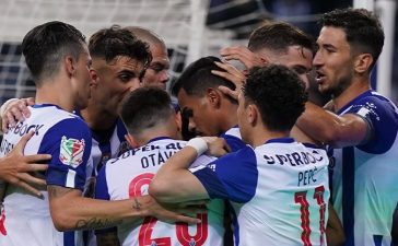 Jogadores do FC Porto celebram vitória frente ao Famalicão na Taça
