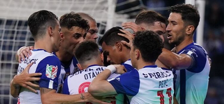 Jogadores do FC Porto celebram vitória frente ao Famalicão na Taça