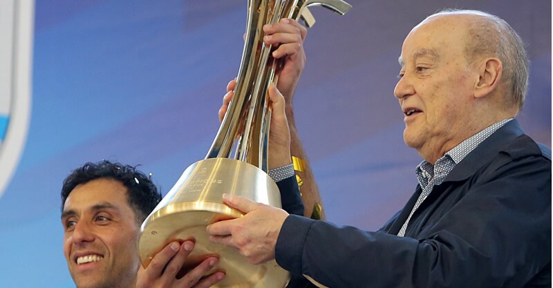 Pinto da Costa e Reinaldo Garcia erguem o troféu da Liga dos Campeões de hóquei em patins do FC Porto.