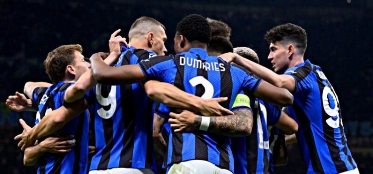 Inter de Milão festeja vitória sobre o AC Milan na Liga dos Campeões.