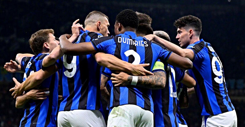 Inter de Milão festeja vitória sobre o AC Milan na Liga dos Campeões.
