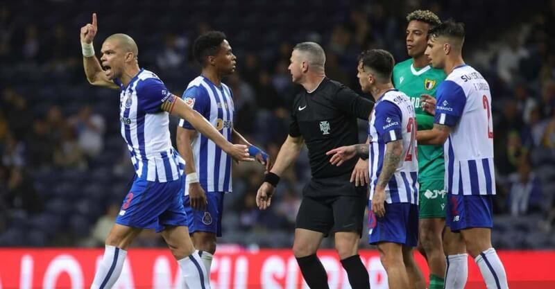 Pepe revoltado após alegado insulto racista de Santiago Colombatto no FC Porto-Famalicão da Taça