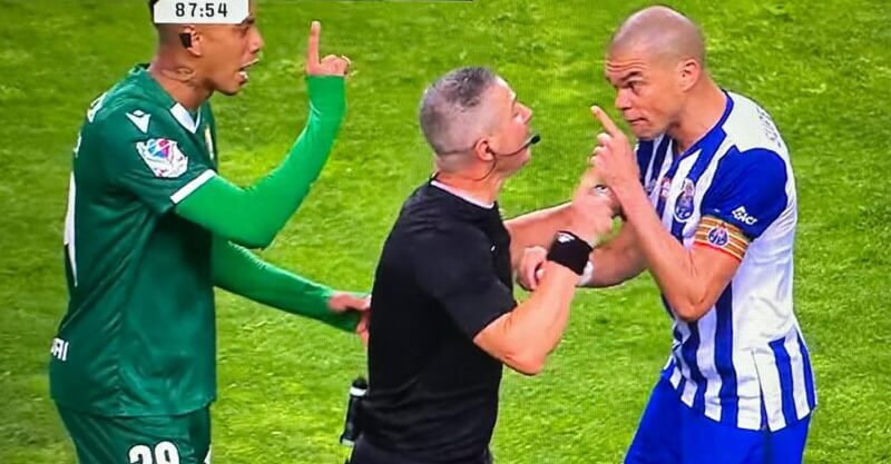 Pepe discute com Manuel Mota no FC Porto-Famalicão
