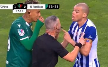 Pepe, central do FC Porto, revoltado com o árbitro Manuel Mota no jogo com o Famalicão.