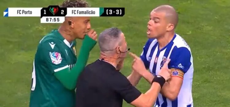 Pepe, central do FC Porto, revoltado com o árbitro Manuel Mota no jogo com o Famalicão.