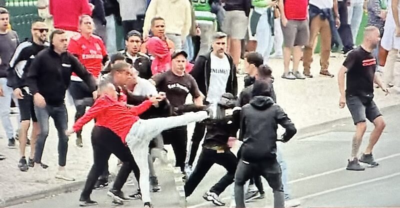 Adeptos do Benfica e do Sporting trocam agressões antes do derbi