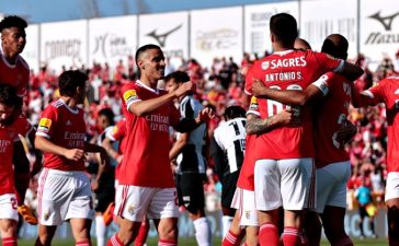 Jogadores do Benfica celebram golo na goleada ao Portimonense.