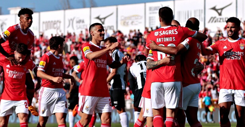 Jogadores do Benfica celebram golo na goleada ao Portimonense.