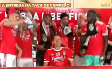 O banho que Roger Schmidt levou após conquista do título.