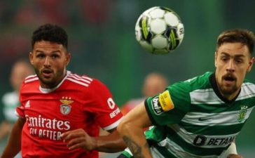 Gonçalo Ramos e Sebastián Coates em disputa de bola no Sporting-Benfica.