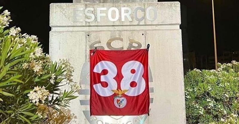 Tarja provocatória dos adeptos do Benfica em Alvalade.
