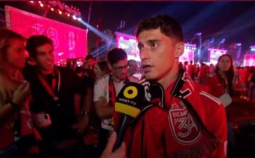 Tiago Gouveira, jogador que o Benfica emprestou ao Estoril, nos festejos do título encarnado no Marquês de Pombal.