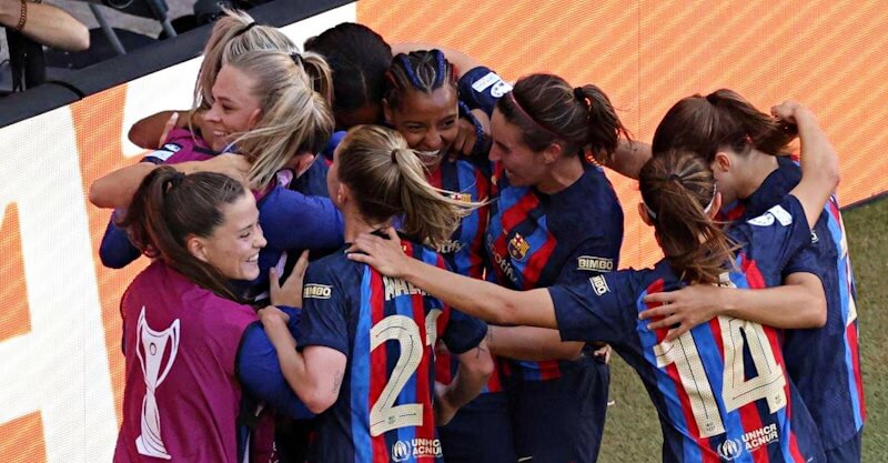 Jogadoras do Barcelona festejam Champions Feminina.