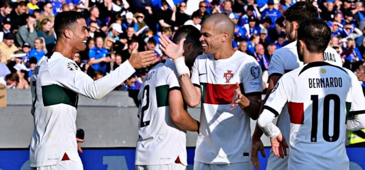 Jogadores da Seleção Nacional celebram o golo de Cristiano Ronaldo no Islândia-Portugal.