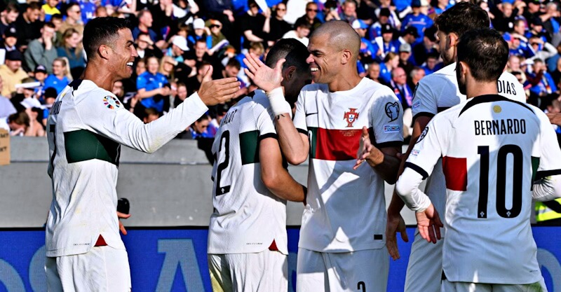 Jogadores da Seleção Nacional celebram o golo de Cristiano Ronaldo no Islândia-Portugal.