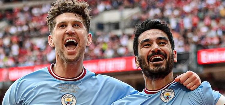 Ilkay Gundogan e John Stone celebram golo na final da Taça de Inglaterra entre Manchester City e Manchester United.