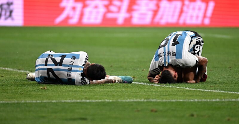 Nicolás Otamendi e Enzo Fernández lesionados no particular da Argentina.